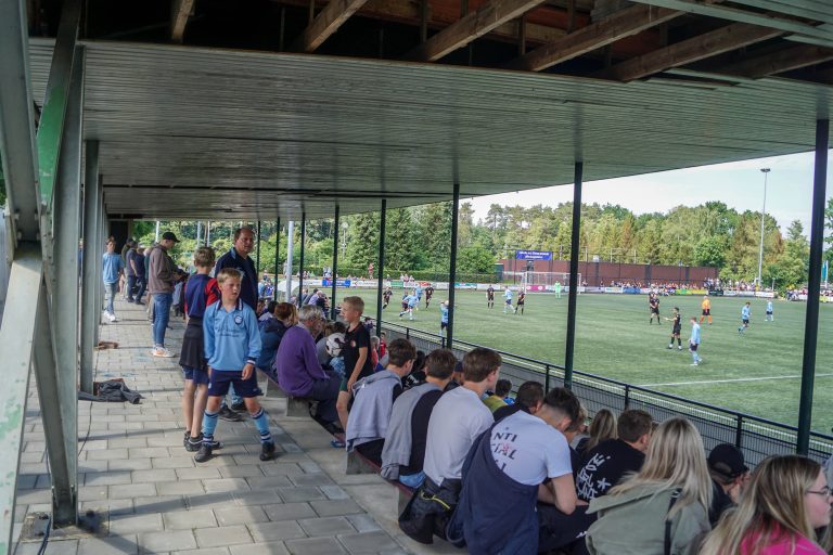 Groot feest in fietsdorp Dieren na kampioenschap lokale VV