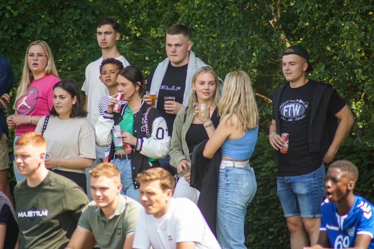 Groot feest in fietsdorp Dieren na kampioenschap lokale VV