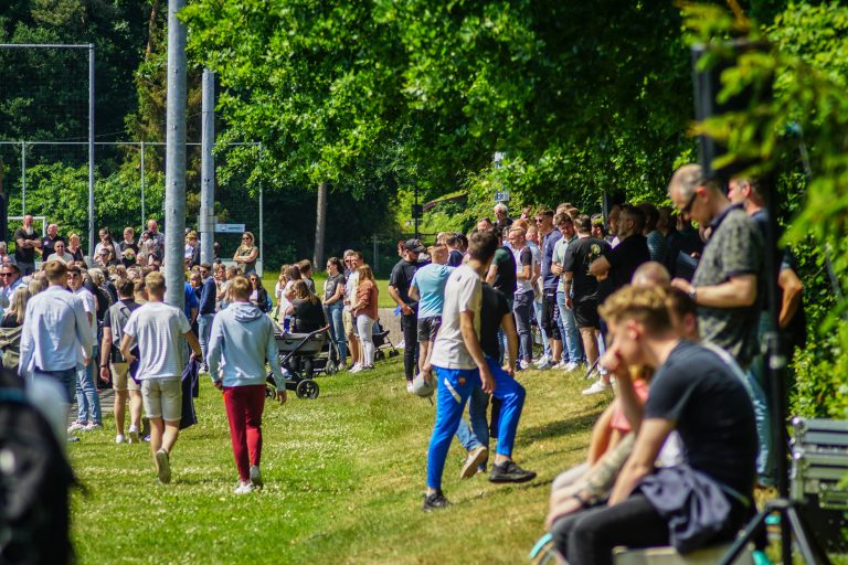 Groot feest in fietsdorp Dieren na kampioenschap lokale VV
