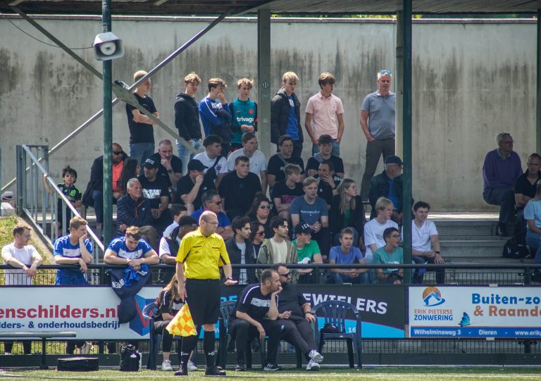 Groot feest in fietsdorp Dieren na kampioenschap lokale VV