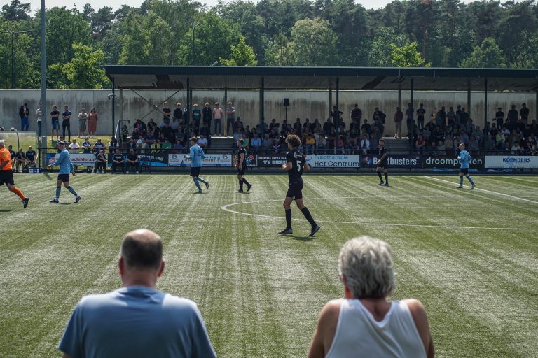 Groot feest in fietsdorp Dieren na kampioenschap lokale VV