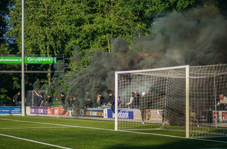 Supporters van Gemert stelen spandoek van GVVV op tumultueuze avond
