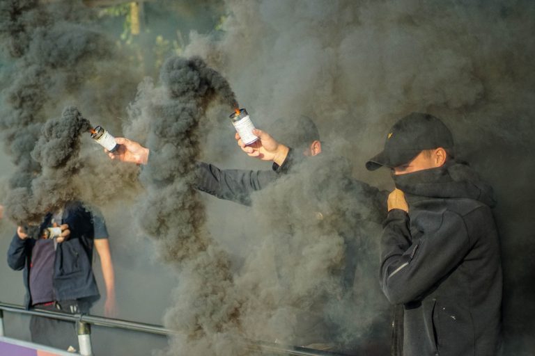 Supporters van Gemert stelen spandoek van GVVV op tumultueuze avond