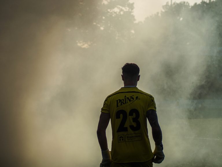 Supporters van Gemert stelen spandoek van GVVV op tumultueuze avond