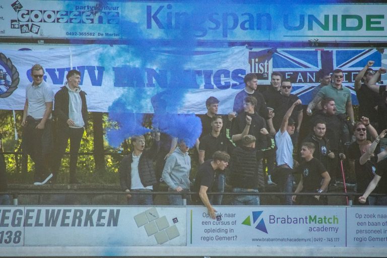 Supporters van Gemert stelen spandoek van GVVV op tumultueuze avond