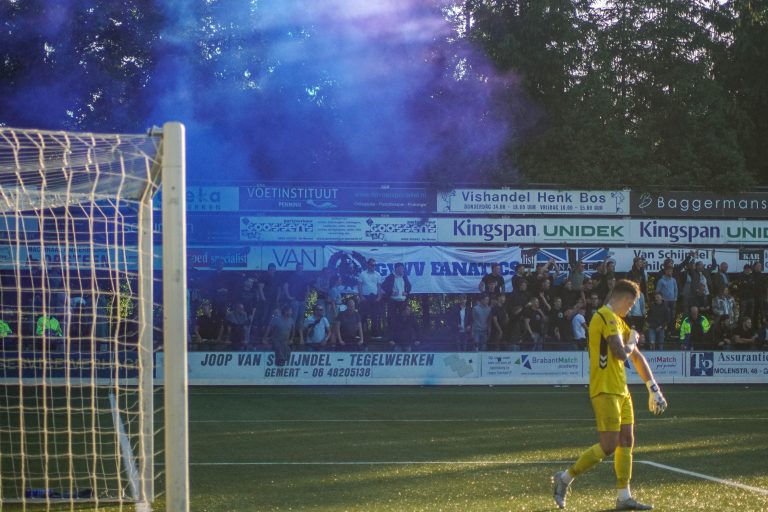 Supporters van Gemert stelen spandoek van GVVV op tumultueuze avond
