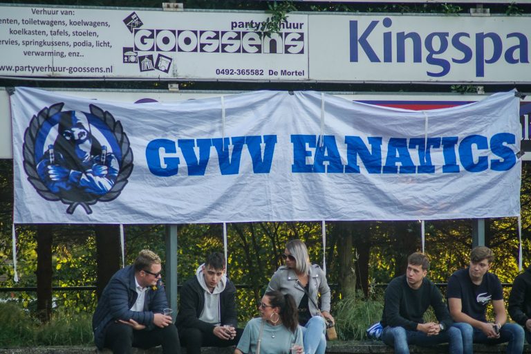 Supporters van Gemert stelen spandoek van GVVV op tumultueuze avond