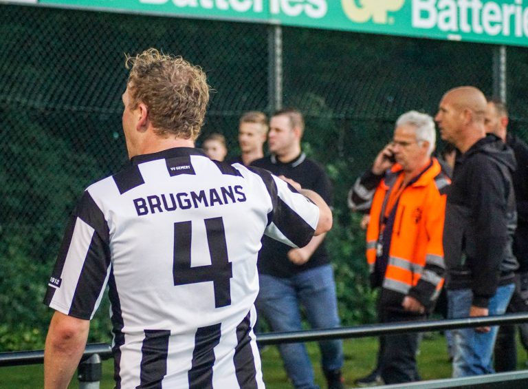 Supporters van Gemert stelen spandoek van GVVV op tumultueuze avond