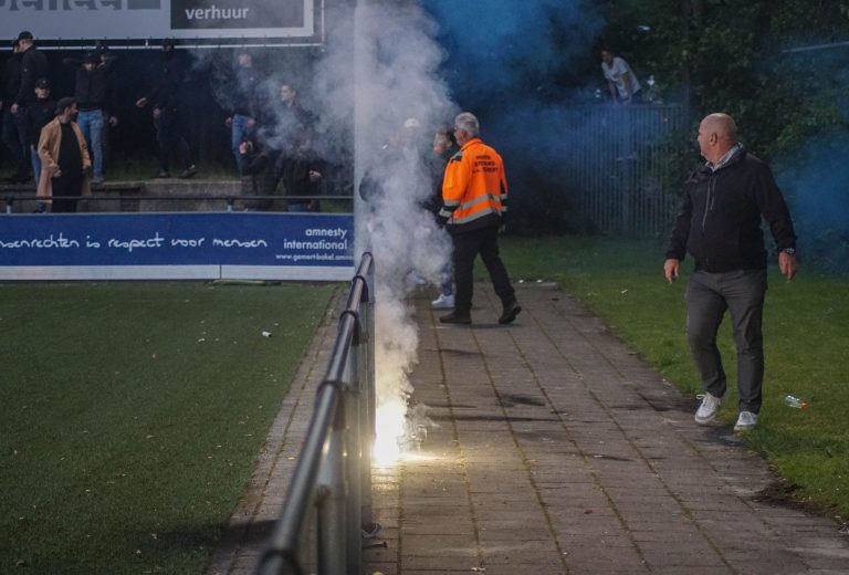 Supporters van Gemert stelen spandoek van GVVV op tumultueuze avond