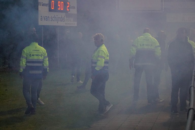 Supporters van Gemert stelen spandoek van GVVV op tumultueuze avond