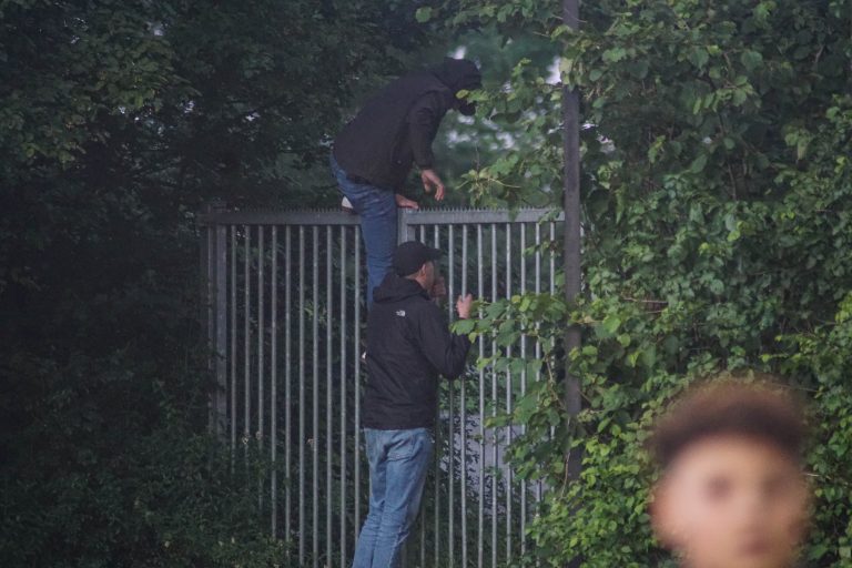Supporters van Gemert stelen spandoek van GVVV op tumultueuze avond