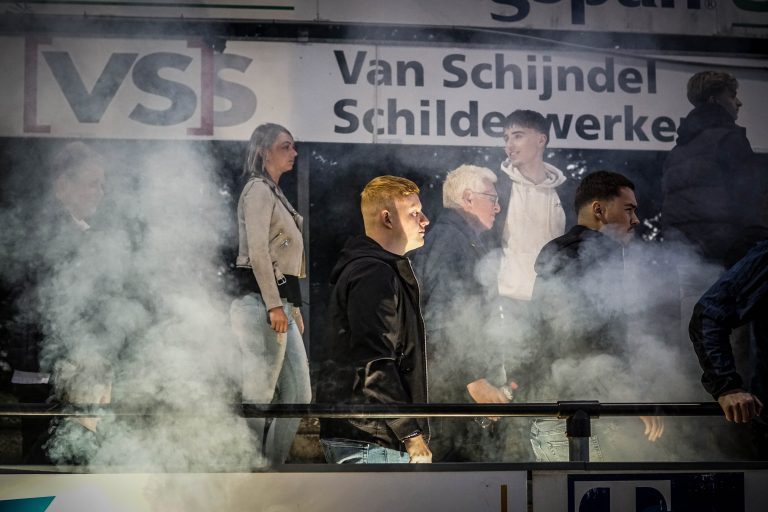 Supporters van Gemert stelen spandoek van GVVV op tumultueuze avond
