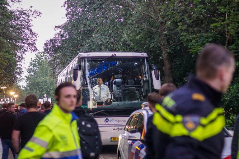 Supporters van Gemert stelen spandoek van GVVV op tumultueuze avond