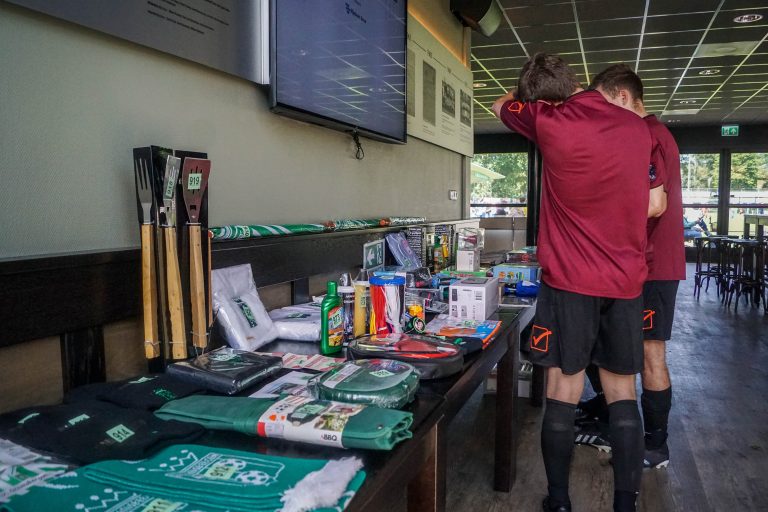 Ultras Eerbeek steunen hun tweede elftal 100 kilometer verderop