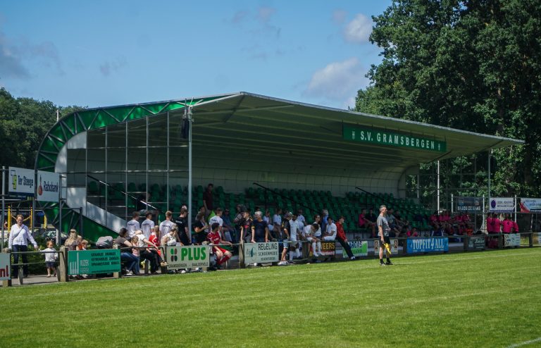 Ultras Eerbeek steunen hun tweede elftal 100 kilometer verderop