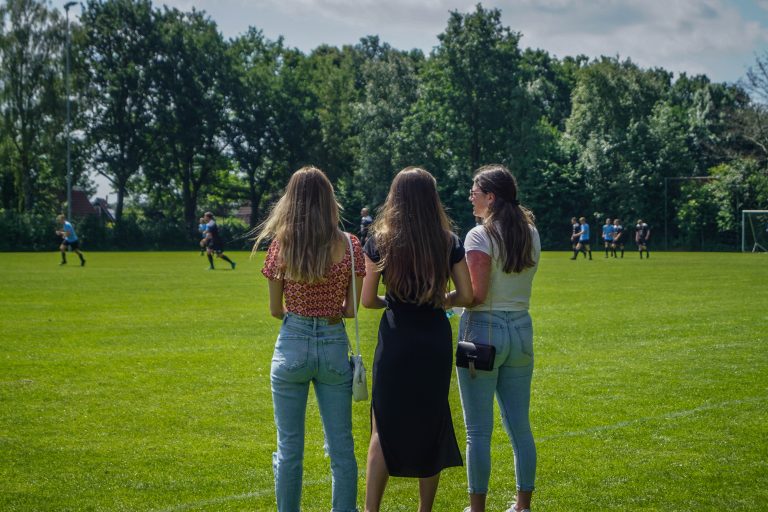 Ultras Eerbeek steunen hun tweede elftal 100 kilometer verderop