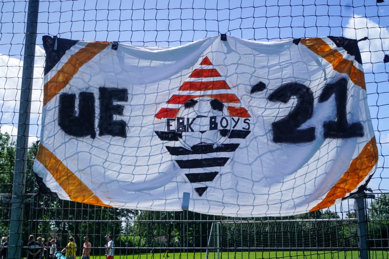 Ultras Eerbeek steunen hun tweede elftal 100 kilometer verderop