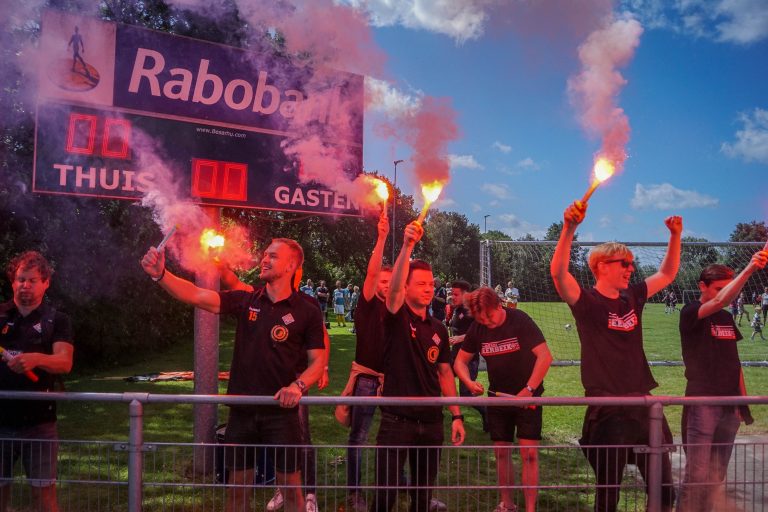 Ultras Eerbeek steunen hun tweede elftal 100 kilometer verderop