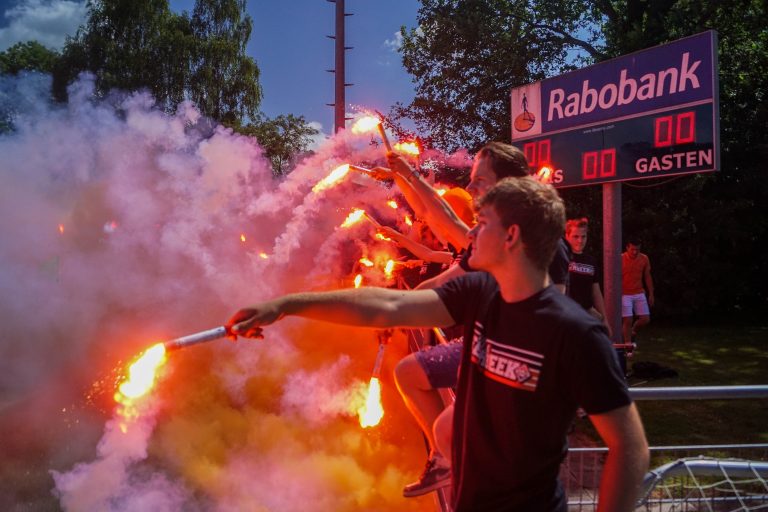 Ultras Eerbeek steunen hun tweede elftal 100 kilometer verderop