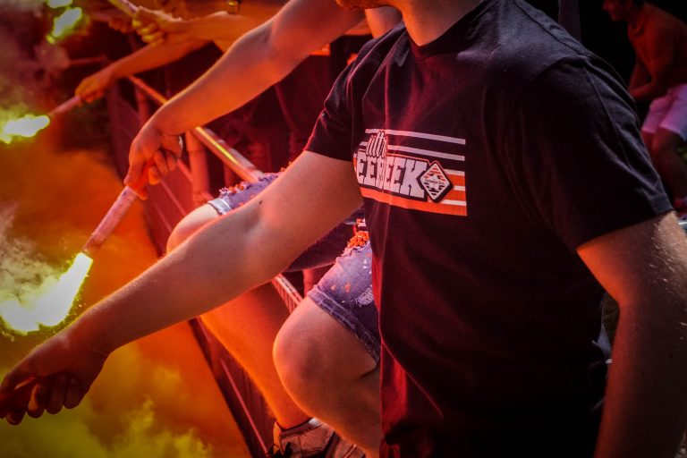 Ultras Eerbeek steunen hun tweede elftal 100 kilometer verderop