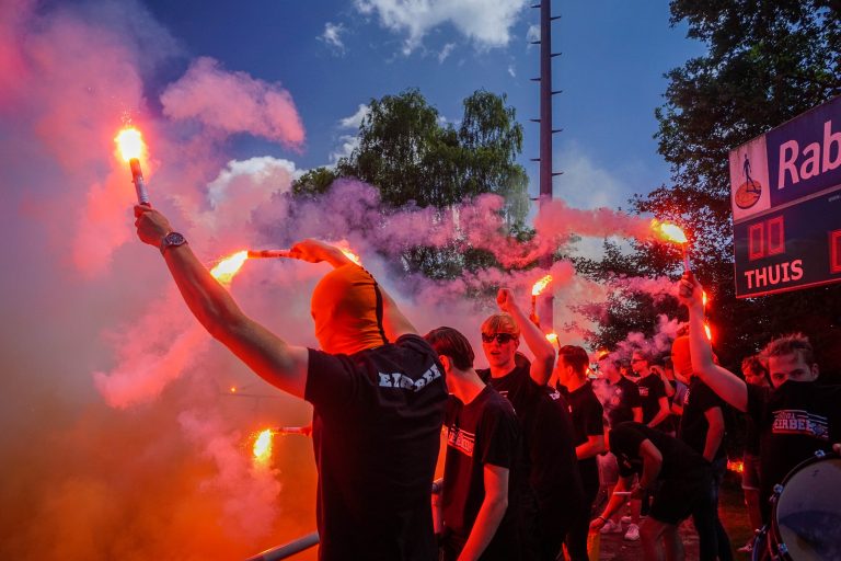Ultras Eerbeek steunen hun tweede elftal 100 kilometer verderop