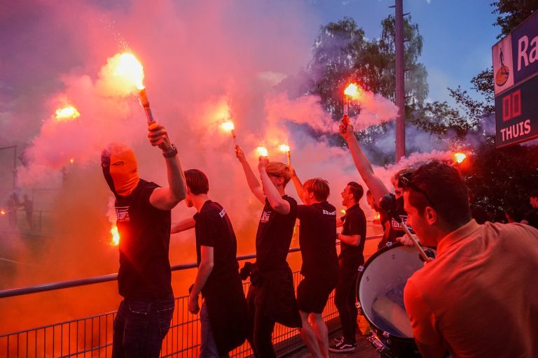 Ultras Eerbeek steunen hun tweede elftal 100 kilometer verderop