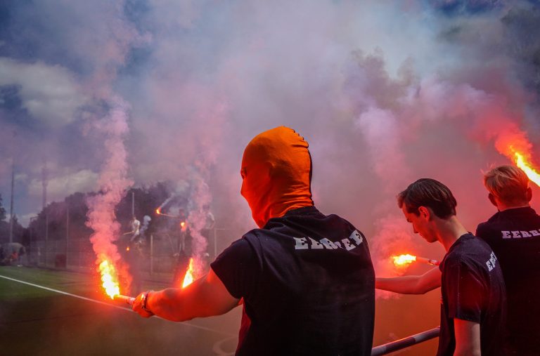 Ultras Eerbeek steunen hun tweede elftal 100 kilometer verderop