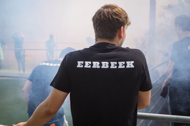 Ultras Eerbeek steunen hun tweede elftal 100 kilometer verderop