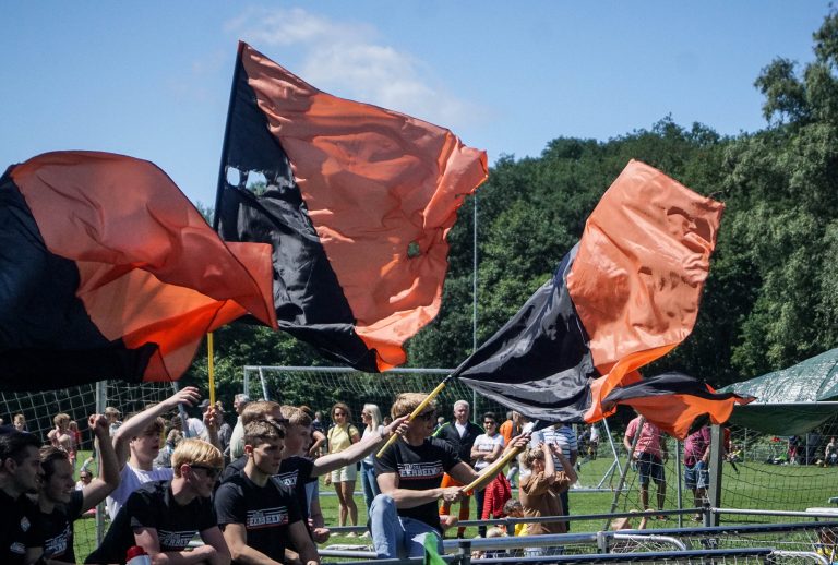 Ultras Eerbeek steunen hun tweede elftal 100 kilometer verderop