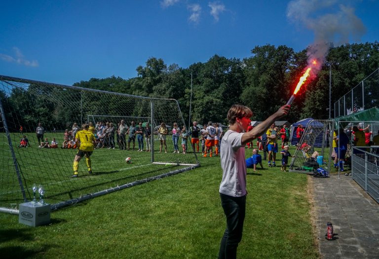 Ultras Eerbeek steunen hun tweede elftal 100 kilometer verderop