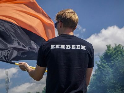 Ultras Eerbeek steunen hun tweede elftal 100 kilometer verderop