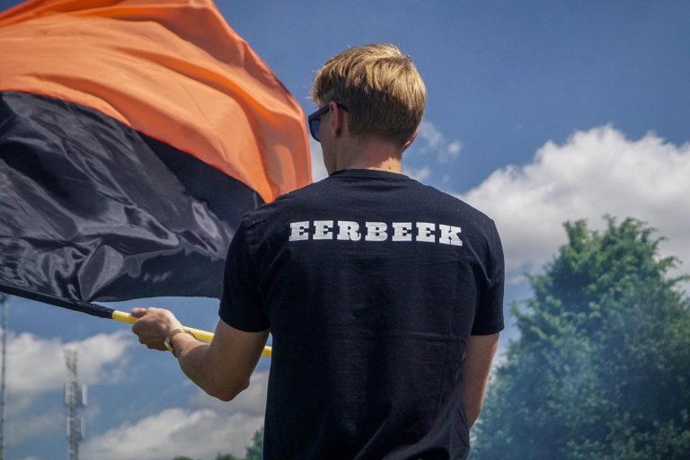 Ultras Eerbeek steunen hun tweede elftal 100 kilometer verderop
