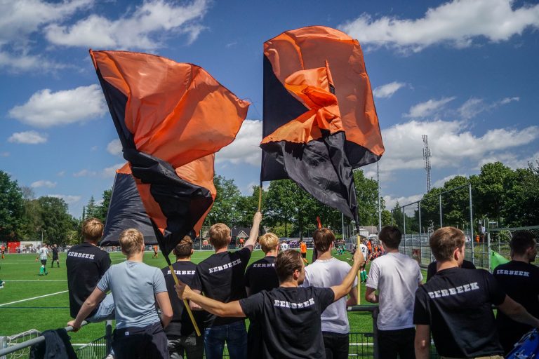 Ultras Eerbeek steunen hun tweede elftal 100 kilometer verderop