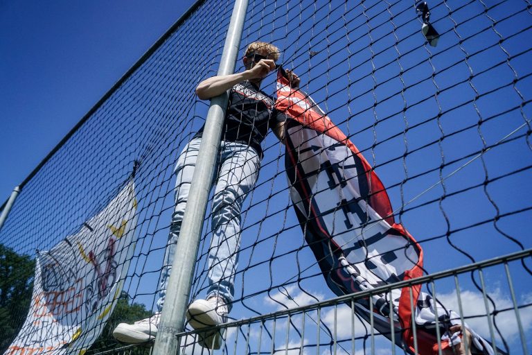 Ultras Eerbeek steunen hun tweede elftal 100 kilometer verderop