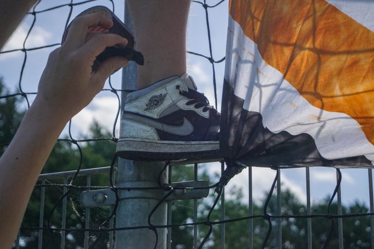 Ultras Eerbeek steunen hun tweede elftal 100 kilometer verderop