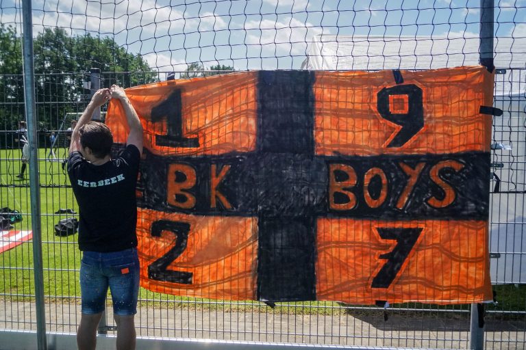 Ultras Eerbeek steunen hun tweede elftal 100 kilometer verderop