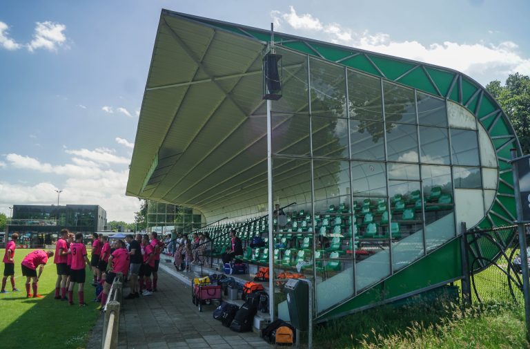 Ultras Eerbeek steunen hun tweede elftal 100 kilometer verderop