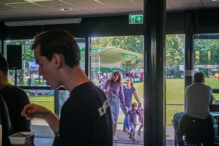Ultras Eerbeek steunen hun tweede elftal 100 kilometer verderop