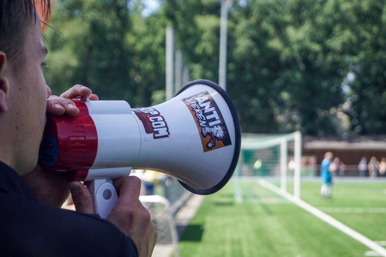 Ultras Eerbeek steunen hun tweede elftal 100 kilometer verderop