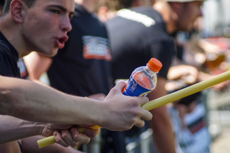 Ultras Eerbeek steunen hun tweede elftal 100 kilometer verderop