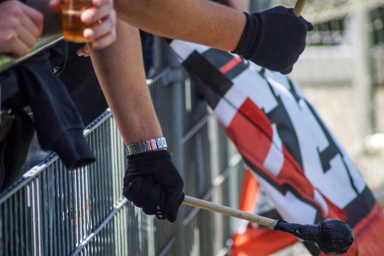 Ultras Eerbeek steunen hun tweede elftal 100 kilometer verderop
