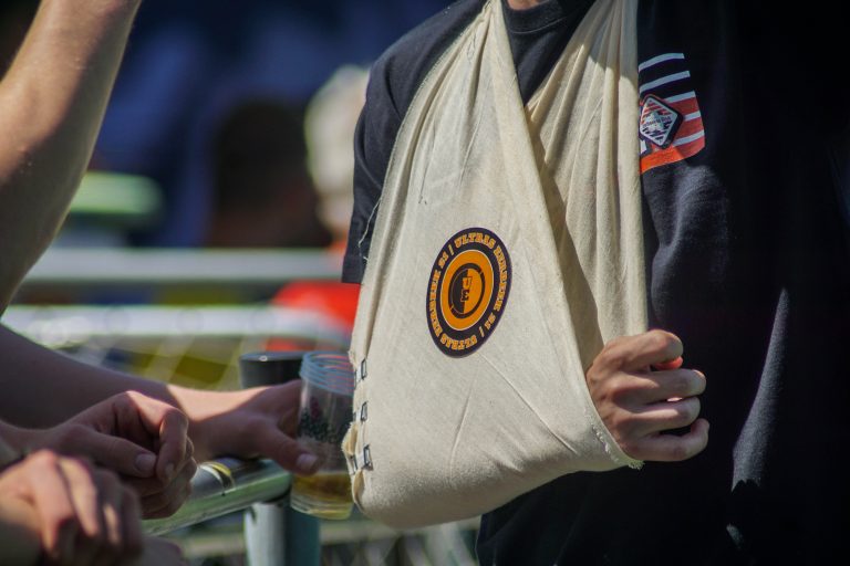Ultras Eerbeek steunen hun tweede elftal 100 kilometer verderop