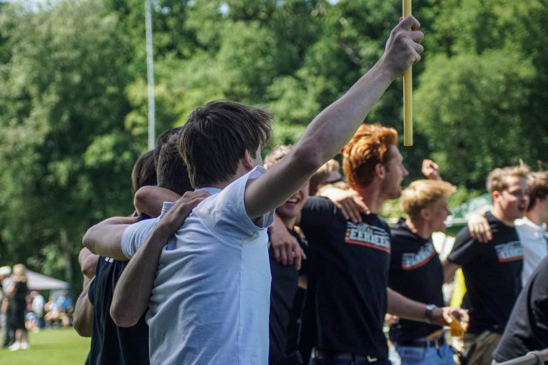 Ultras Eerbeek steunen hun tweede elftal 100 kilometer verderop