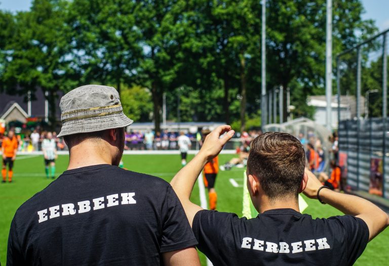 Ultras Eerbeek steunen hun tweede elftal 100 kilometer verderop