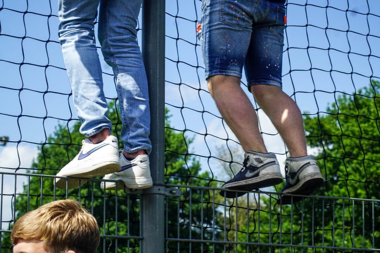 Ultras Eerbeek steunen hun tweede elftal 100 kilometer verderop