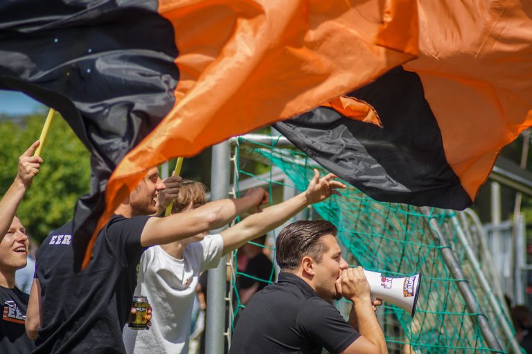 Ultras Eerbeek steunen hun tweede elftal 100 kilometer verderop