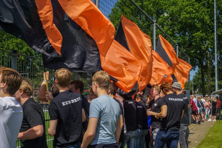 Ultras Eerbeek steunen hun tweede elftal 100 kilometer verderop