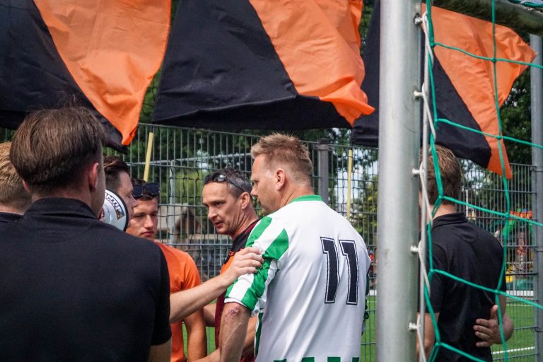 Ultras Eerbeek steunen hun tweede elftal 100 kilometer verderop