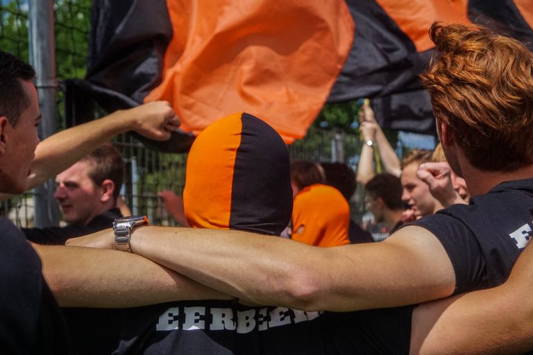 Ultras Eerbeek steunen hun tweede elftal 100 kilometer verderop