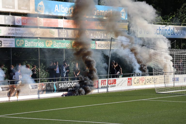 Supporters van Gemert stelen spandoek van GVVV op tumultueuze avond